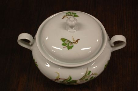 (n-7622) Bavaria Bareuther Waldsassen, viinamarjalehtedega tirin