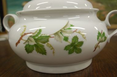 (n-7622) Bavaria Bareuther Waldsassen, viinamarjalehtedega tirin