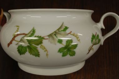 (n-7622) Bavaria Bareuther Waldsassen, viinamarjalehtedega tirin