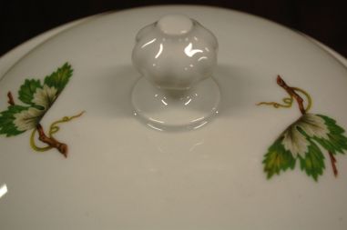 (n-7622) Bavaria Bareuther Waldsassen, viinamarjalehtedega tirin