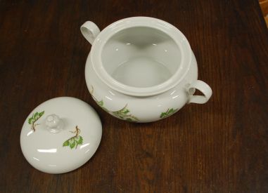 (n-7622) Bavaria Bareuther Waldsassen, viinamarjalehtedega tirin