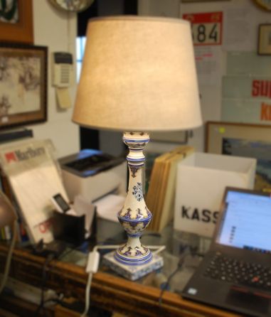 (n-7627) Kõrge portselanist jalal laualamp