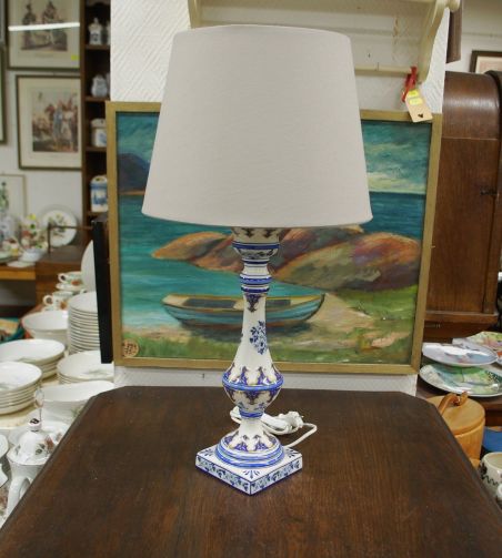 (n-7627) Kõrge portselanist jalal laualamp