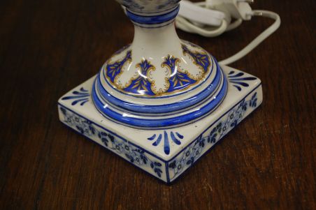 (n-7627) Kõrge portselanist jalal laualamp