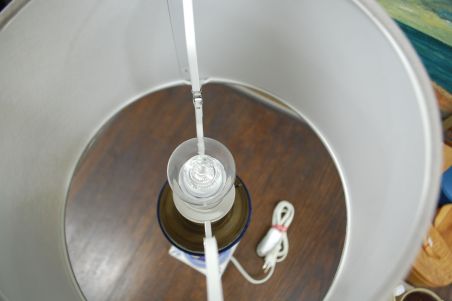 (n-7627) Kõrge portselanist jalal laualamp