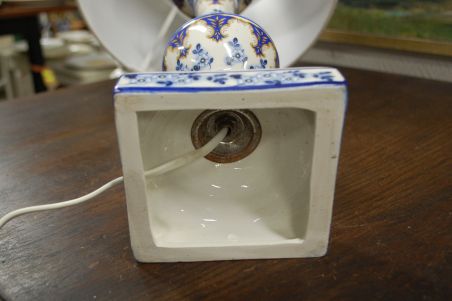 (n-7627) Kõrge portselanist jalal laualamp