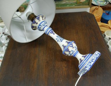 (n-7627) Kõrge portselanist jalal laualamp