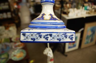 (n-7627) Kõrge portselanist jalal laualamp