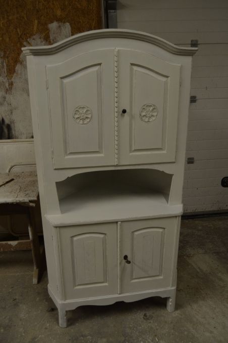 (L-759) Valge suurem nurgakapp