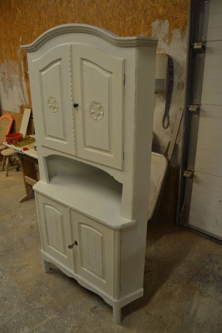 (L-759) Valge suurem nurgakapp