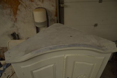 (L-759) Valge suurem nurgakapp