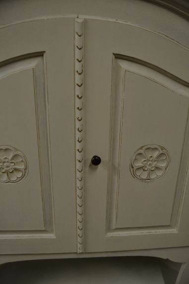 (L-759) Valge suurem nurgakapp