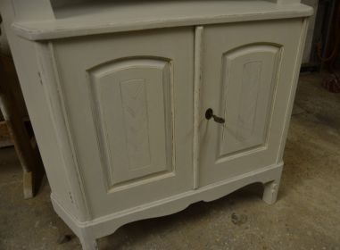 (L-759) Valge suurem nurgakapp