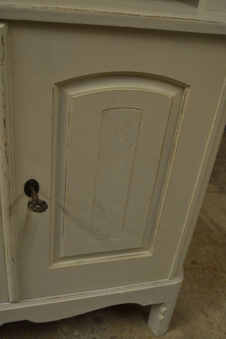 (L-759) Valge suurem nurgakapp