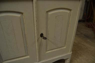 (L-759) Valge suurem nurgakapp