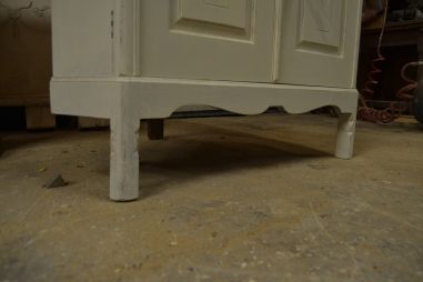 (L-759) Valge suurem nurgakapp