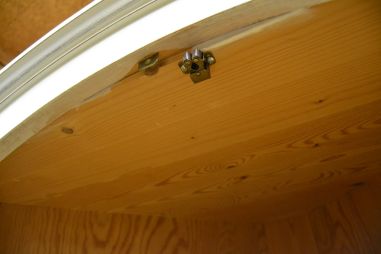 (L-759) Valge suurem nurgakapp