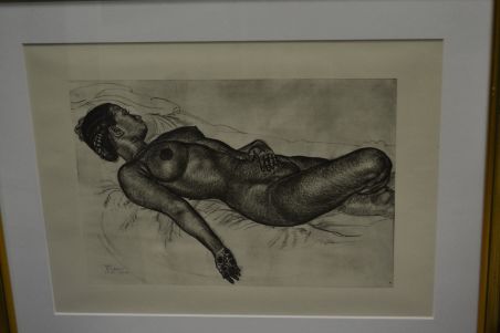 (P-1113) Viiralt, trükirepro Lamav akt tätoveeritud käega