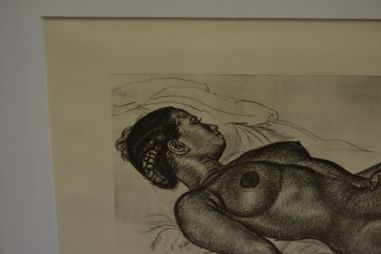 (P-1113) Viiralt, trükirepro Lamav akt tätoveeritud käega