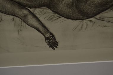 (P-1113) Viiralt, trükirepro Lamav akt tätoveeritud käega