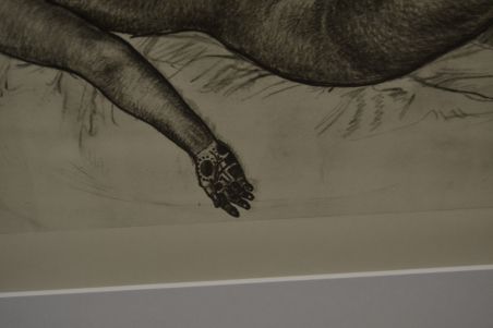 (P-1113) Viiralt, trükirepro Lamav akt tätoveeritud käega