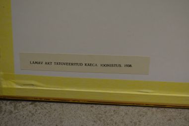 (P-1113) Viiralt, trükirepro Lamav akt tätoveeritud käega