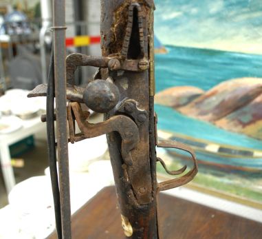 (6-950) Vanast püssist tehtud põrandalamp