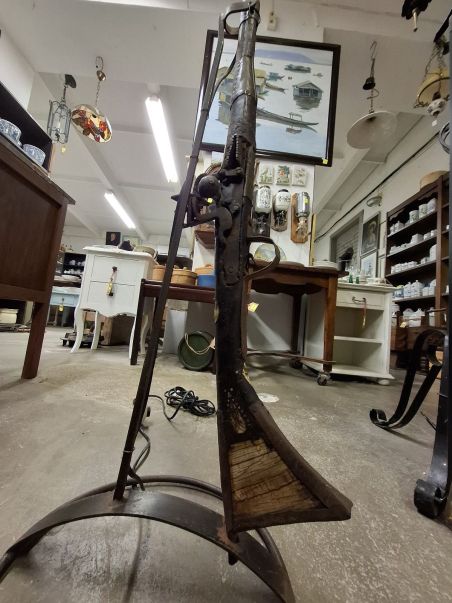 (6-950) Vanast püssist tehtud põrandalamp