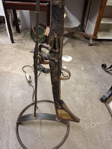 (6-950) Vanast püssist tehtud põrandalamp