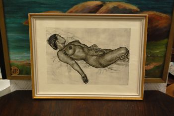 (P-1118) Viiralt, trükirepro Lamav akt tätoveeritud käega