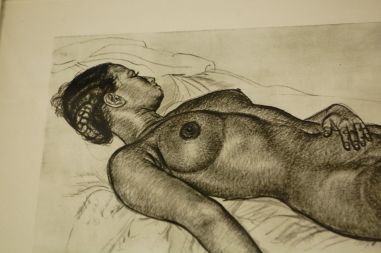 (P-1118) Viiralt, trükirepro Lamav akt tätoveeritud käega