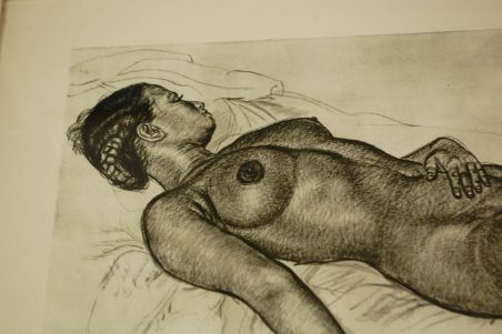 (P-1118) Viiralt, trükirepro Lamav akt tätoveeritud käega