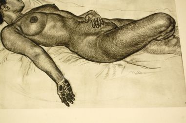 (P-1118) Viiralt, trükirepro Lamav akt tätoveeritud käega