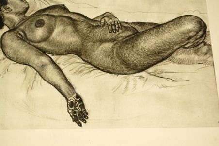 (P-1118) Viiralt, trükirepro Lamav akt tätoveeritud käega