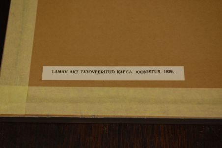 (P-1118) Viiralt, trükirepro Lamav akt tätoveeritud käega