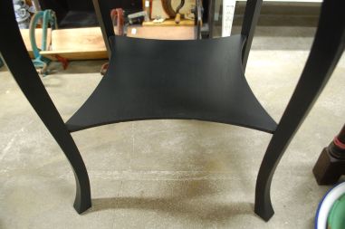 (L-764) Ümar musta värvi diivanilaud