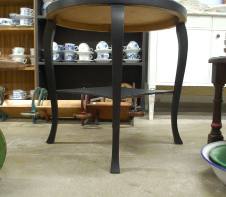 (L-764) Ümar musta värvi diivanilaud