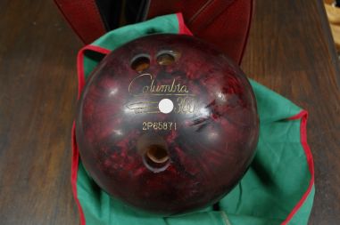(n-2500) Columbia 300, vana punane bowlingukuul nr 2P65871 kotis