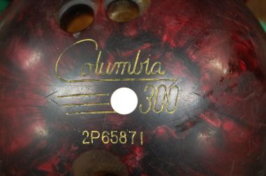 (n-2500) Columbia 300, vana punane bowlingukuul nr 2P65871 kotis