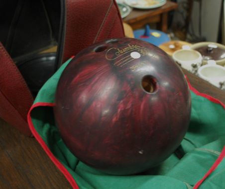 (n-2500) Columbia 300, vana punane bowlingukuul nr 2P65871 kotis