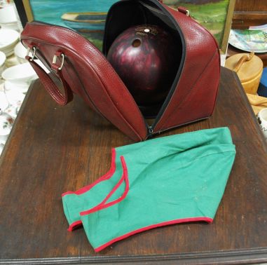 (n-2500) Columbia 300, vana punane bowlingukuul nr 2P65871 kotis