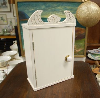 (L-770) Valge kapp/ seinakapp