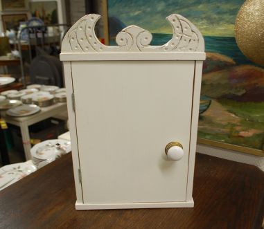 (L-770) Valge kapp/ seinakapp