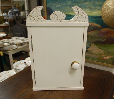 (L-770) Valge kapp/ seinakapp