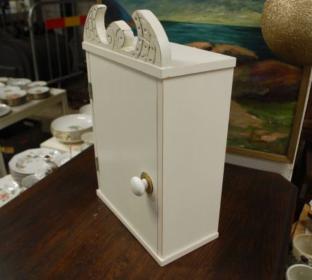 (L-770) Valge kapp/ seinakapp