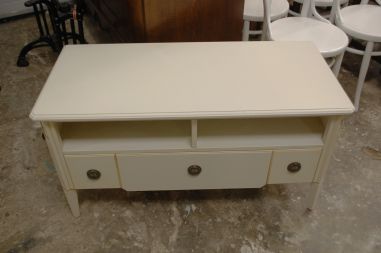 (L-772) Madalam valge kummut, TV-tehnika aluseks