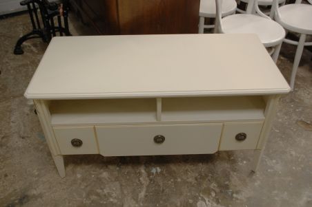 (L-772) Madalam valge kummut, TV-tehnika aluseks