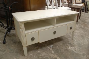 (L-772) Madalam valge kummut, TV-tehnika aluseks