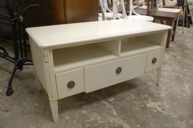 (L-772) Madalam valge kummut, TV-tehnika aluseks