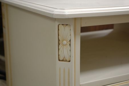 (L-772) Madalam valge kummut, TV-tehnika aluseks